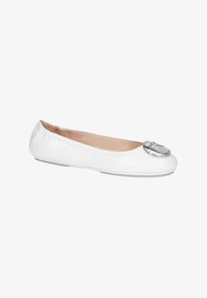 Ballerines blanches en cuir avec un bout rond, présentant un grand accent métallique à l'avant et une doublure rose douce.