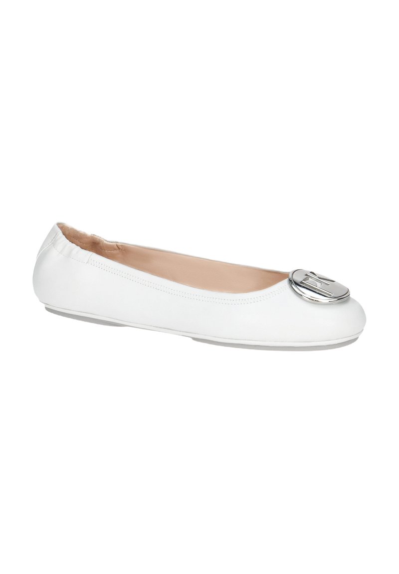 Ballerines blanches en cuir avec un bout rond, présentant un grand accent métallique à l'avant et une doublure rose douce.