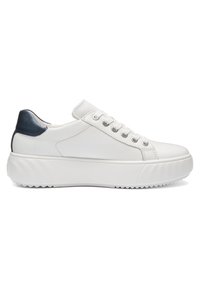 Witte leren lage sneaker met dikke zool, witte veters, zilverkleurige veterogen en donkerblauwe hielaccent, zijaanzicht op witte achtergrond.