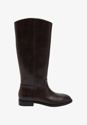 Wysoki, ciemnobrązowy skórzany kozaki do kolan z niskim obcasem i zaokrąglonym noskiem, widziany z boku na białym tle.