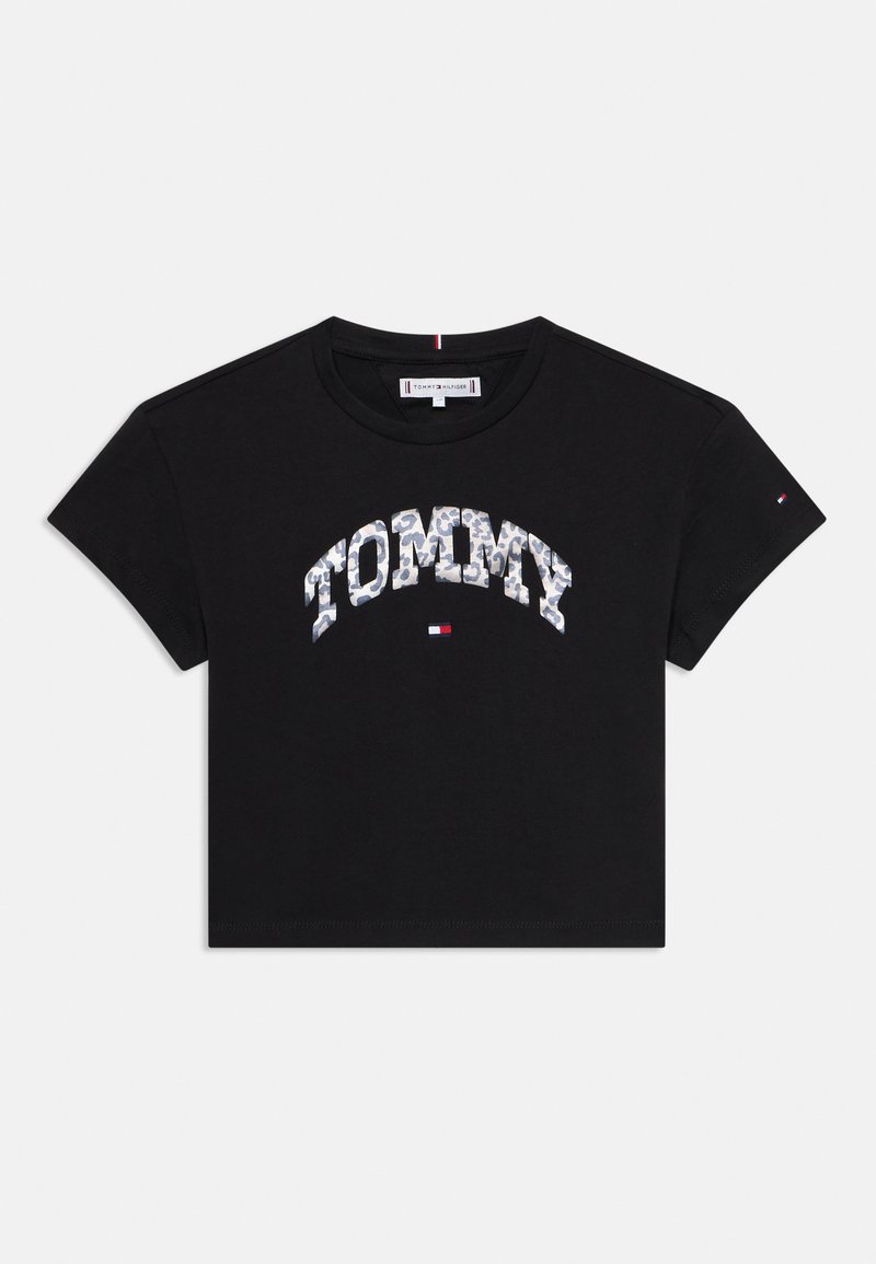 T-shirt en coton noir à manches courtes, portant le mot "TOMMY" dans un motif contrasté sur la poitrine et un petit logo sur la manche.