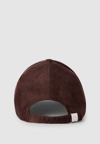 Brązowa czapka z kordurowego materiału z zakrzywionym daszkiem, teksturowana tkanina i metalowy pasek do regulacji rozmiaru z tyłu.