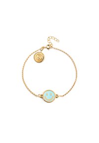 Goldene Kettenarmband mit einem runden, hellblauen Emaille-Smiley-Gesicht-Anhänger. Enthält einen kleinen runden Charme mit geprägtem Design.
