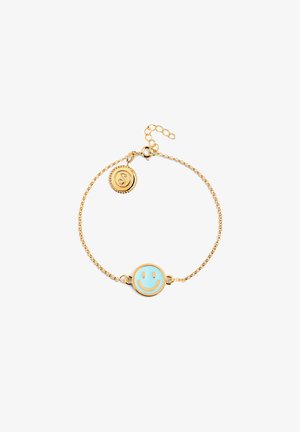Bracelet en chaîne dorée avec un pendentif en émail bleu clair en forme de smiley circulaire. Comprend un petit charme rond avec un design en relief.