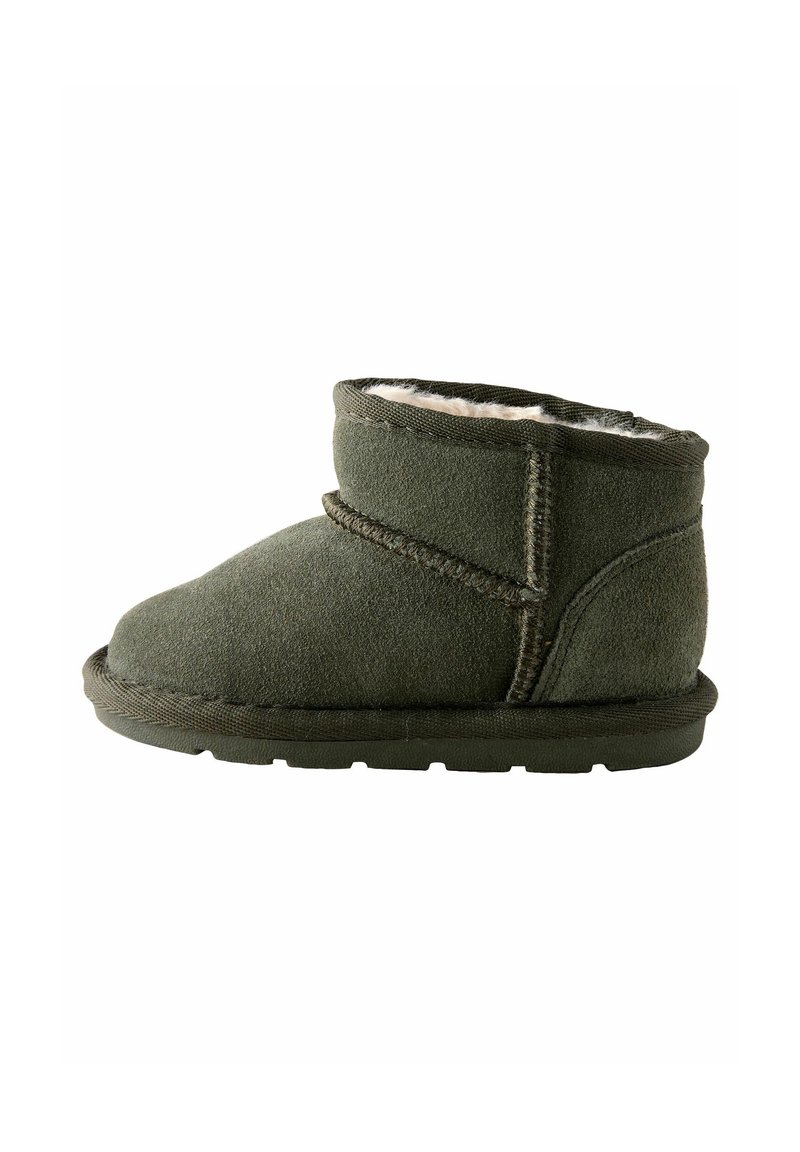 Chausson à cheville en daim vert foncé avec doublure polaire blanche douce et semelle épaisse, conçu pour le confort et la chaleur à l'intérieur.