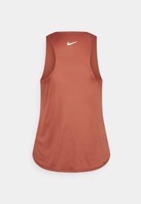 Nike mouwloos topje in een roestkleur, gemaakt van een gladde stof. Het heeft een gewone zoom, een sportieve snit en een wit logo op de achterkant.