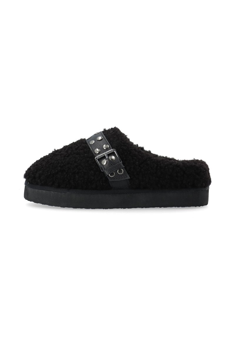 Sorte, fluffy slip-on mules med en tekstureret overflade og en flad, sort gummisål. Har en sort rem med metalnitter for detaljer.