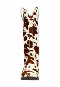 Cowboylaars met zacht wit leer en een bruin koeienhuidpatroon, een afgeronde neus en trekbandjes aan de bovenkant voor gemakkelijk aantrekken. Zwarte rubberen zool.