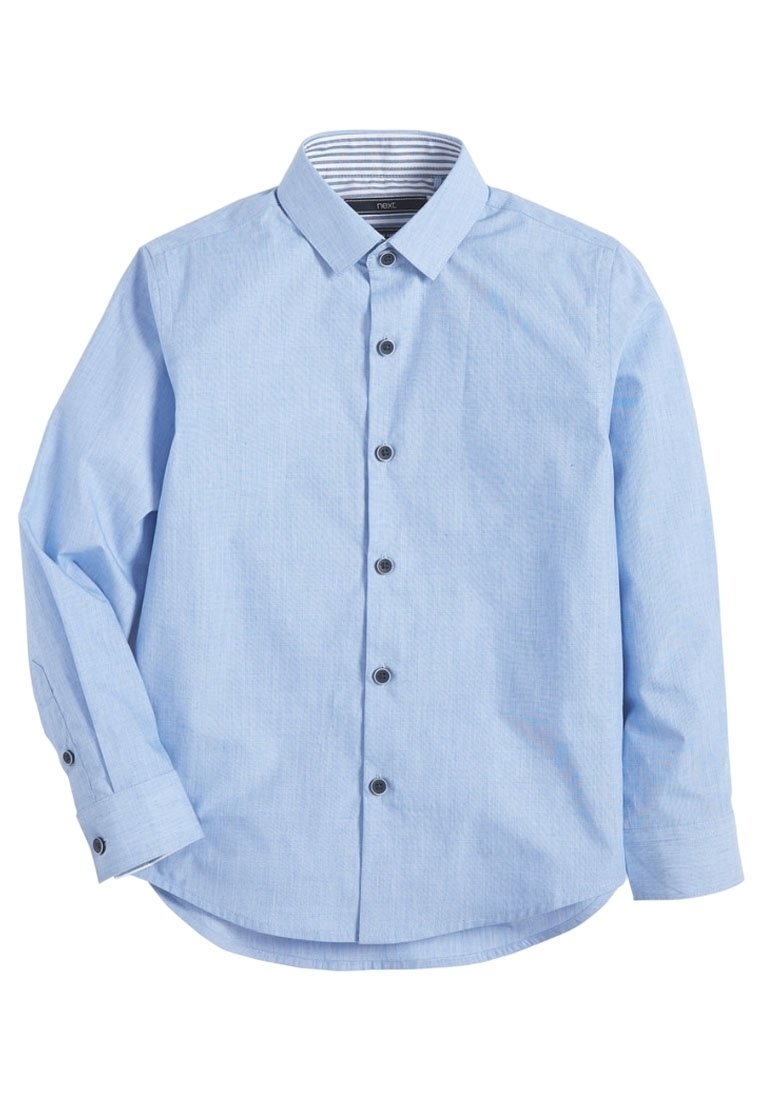 Chemise bleu clair à manches longues avec des boutons foncés et une doublure rayée à l'intérieur du col, présentée à plat sur fond blanc.