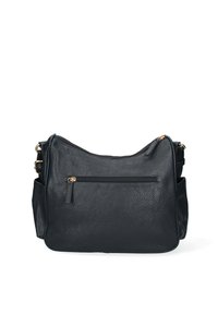 Borsa a spalla in pelle nera con superficie testurizzata, tasca frontale con zipper e hardware in tono oro. Dotata di una tracolla larga e regolabile.