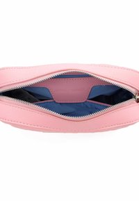 Interno di una borsa in pelle rosa con una texture liscia e rivestimento blu. Presenta una cerniera argentata con estrattore e un logo impresso nella tasca interna.