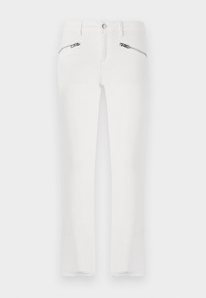Bela kavbojka s slim fit krojem, ki ima dva žepa z zadrgo spredaj, običajen pas in rahlo strgane robove. Narejena je iz denim tkanine.