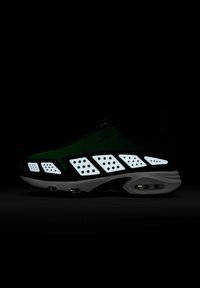 Czarny i zielony tenisówka z odblaskowymi białymi akcentami, wyposażona w perforowane panele i amortyzowaną podeszwę. Smukły design i teksturowane wykończenie.