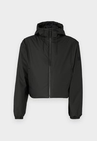 Kurz geschnittene schwarze Jacke aus einem glatten, leichten Material; verfügt über eine Kapuze, einen Frontreißverschluss und elastische Bündchen mit einem dezenten Logo-Patch.