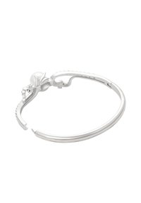 Bracciale d'argento con una fascia liscia e arrotondata, caratterizzato da una perla centrale e dettagli floreali intricati. Abbellito con piccole pietre preziose.