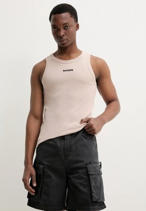 Camiseta sin mangas de canalé beige con cuello redondo, que presenta la palabra "BARROW" en negro, combinada con pantalones cortos cargo negros con bolsillos laterales.