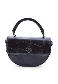 Borsa a tracolla in finta pelle nera con forma arrotondata, trama a coccodrillo texturizzata, manico superiore e un accento decorativo in metallo argentato sulla parte frontale.