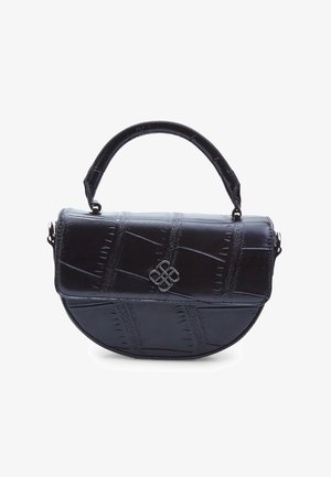 Schwarze Handtasche aus Kunstleder mit runder Form, strukturiertem Krokodilmuster, Obergriff und einem dekorativen silbernen Hardware-Akzent auf der Vorderseite.