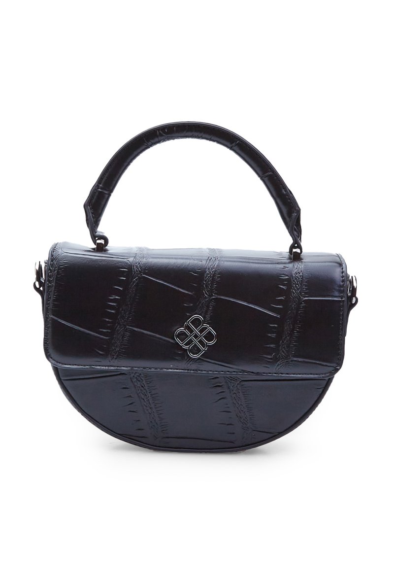 Borsa a tracolla in finta pelle nera con forma arrotondata, trama a coccodrillo texturizzata, manico superiore e un accento decorativo in metallo argentato sulla parte frontale.