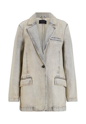 Blazer in denim acid-wash grigio chiaro con rever a punta, un pulsante nero singolo e tre tasche frontali, inclusa una tasca sul petto.