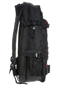 Zaino nero con tessuto testurizzato, multiple tasche esterne con zip, spallacci regolabili e una tasca laterale in rete. Presenta hardware resistente e dettagli in rilievo.