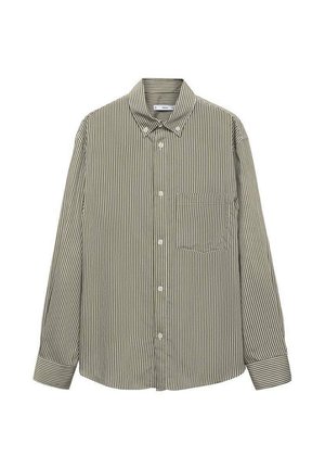 Camisa de botones a rayas en verde y blanco, con cuello puntiagudo, mangas largas y un bolsillo en el pecho. Tela de algodón suave.