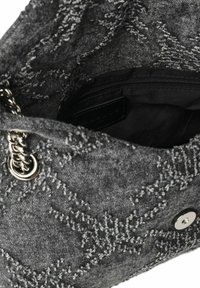 Borsa a mano in tessuto grigio con motivo testurizzato, tracolla in catena argentata, chiusura a scatto magnetico e tasca interna nera con zip visibile.