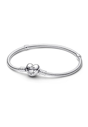 Pulsera de cadena serpiente de plata con un cierre en forma de corazón grabado con la palabra Pandora sobre un fondo blanco.