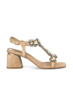 Beige ruskind åben tå blokhæl sandal med ankelrem og flerfarvede ædelstensdekorationer langs T-remmen.