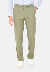 Pantaloni verde chiaro con un design a gamba dritta, realizzati in un tessuto morbido. Presentano due tasche frontali e una chiusura con un solo bottone.