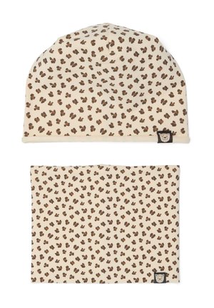 Beiges Baby-Hut- und Halswärmer-Set mit dunkelbraunen und schwarzen Leopardenflecken und einem kleinen Aufnäher mit Löwengesicht auf jedem Artikel.
