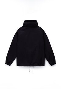 Μαύρο μπουφάν με ψηλό γιακά, ελαστικά μανίκια και ρυθμιζόμενα κορδόνια στη μέση, εμφανιζόμενο από πίσω σε λευκό φόντο.