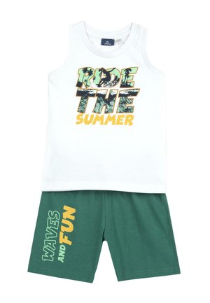 Haut blanc sans manches avec le texte « Ride the Summer » et short vert avec le texte « Waves and Fun », stylisés pour une tenue décontractée d'été.