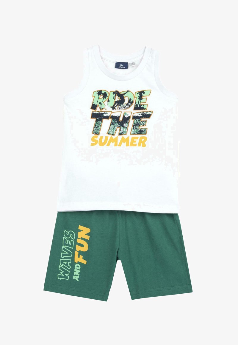 Haut blanc sans manches avec le texte « Ride the Summer » et short vert avec le texte « Waves and Fun », stylisés pour une tenue décontractée d'été.