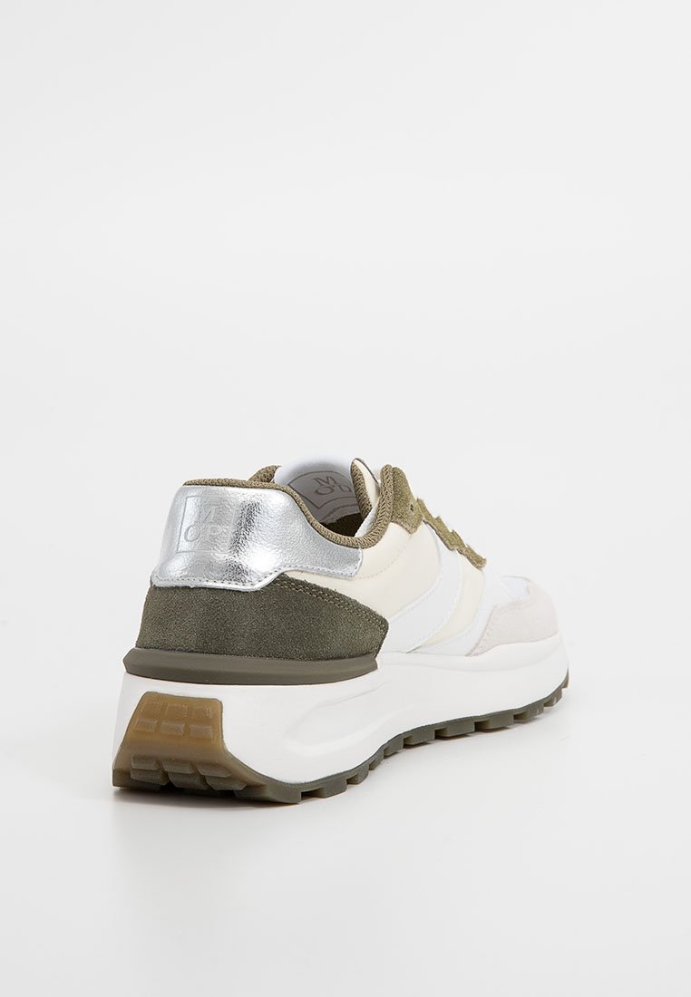Der Sneaker verfügt über eine Konstruktion aus verschiedenen Materialien mit olivgrünen, beigen und weißen Elementen. Metallisch silberner Akzent an der Ferse, strukturierte Sohle.