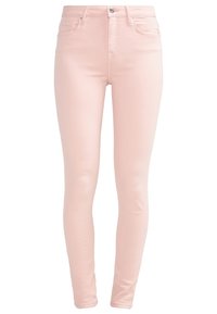 Jeans ajustados en suave denim rosa, con diseño de cinco bolsillos, cierre de cremallera y botón. Textura lisa con detalles de costura mínimos.