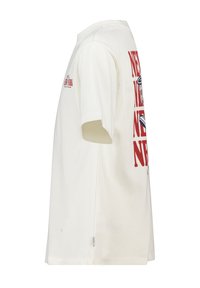 Valkoinen puuvillainen t-paita, jossa lyhyet hihat, rohkeaa punaista tekstiä ja graafinen kuvasto. Suora leikkaus, jossa on sivuaukkotieto.