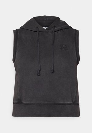 Sudadera sin mangas negra hecha de material suave, con capucha ajustable, dobladillo acanalado y un pequeño logo bordado en el pecho.