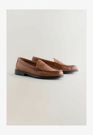 Mocassins en cuir marron avec un bout arrondi, dotés de détails cousus et d'un léger talon. Semelle extérieure en caoutchouc noir pour une meilleure adhérence et durabilité.