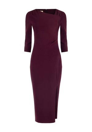 Robe ajustée bordeaux avec des manches trois-quarts et un design croisé, présentant une fente latérale et un tissu texturé pour un intérêt visuel supplémentaire.
