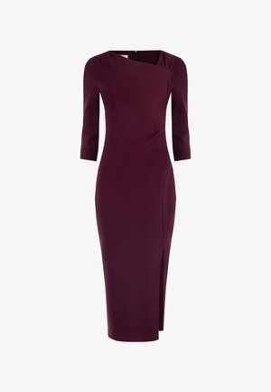 Robe ajustée bordeaux avec des manches trois-quarts et un design croisé, présentant une fente latérale et un tissu texturé pour un intérêt visuel supplémentaire.
