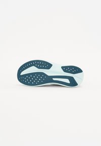 Semelle de chaussure de course en caoutchouc bleu clair et teal foncé, présentant un motif de semelle avec des découpes circulaires pour l'adhérence et la flexibilité.