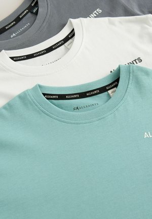 Drei Rundhalsausschnitt-T-Shirts in mintgrün, weiß und dunkelgrau. Jedes Shirt hat ein schwarzes Etikett mit "ALLSAINTS" im inneren Kragen und Logo.