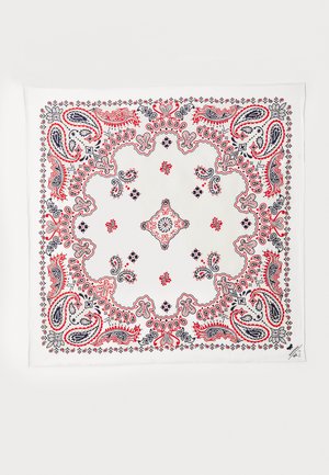 Hvit bandana med røde og svarte paisley- og blomsterpaterner ordnet symmetrisk, med et sentralt blomstermotiv og dekorativ kant.