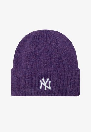 Paarse gebreide beanie muts met een omgeslagen rand, gemaakt van zacht materiaal, met een wit NY-logo geborduurd aan de voorkant.