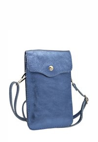 Sac bandoulière en cuir métallique bleu avec fermeture à rabat et bouton-pression. Comprend une longue sangle ajustable pour des options de port polyvalentes.