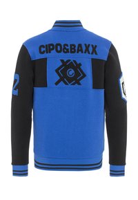 Blaue und schwarze Varsity-Jacke mit geripptem Kragen, gestreiften Bündchen und gestickten Grafiken auf dem Rücken und den Ärmeln.