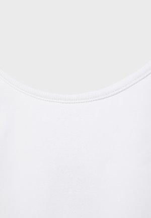 Nahaufnahme eines weißen Stoffes mit rundem Ausschnitt und sichtbaren Nähten am Kragenrand.