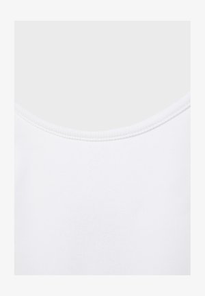 Nahaufnahme eines weißen Stoffes mit rundem Ausschnitt und sichtbaren Nähten am Kragenrand.