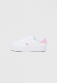 Λευκό αθλητικό παπούτσι με λείο δερμάτινο φινίρισμα, που διαθέτει παστέλ ροζ τόνους στη φτέρνα και μικρό λογότυπο σε ροζ. Ελαφριά, επίπεδη σόλα.